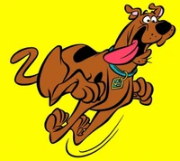 Scooby-Doo in Aktion: Energetischer Cartoon-Hund auf einem hellgelben Hintergrund