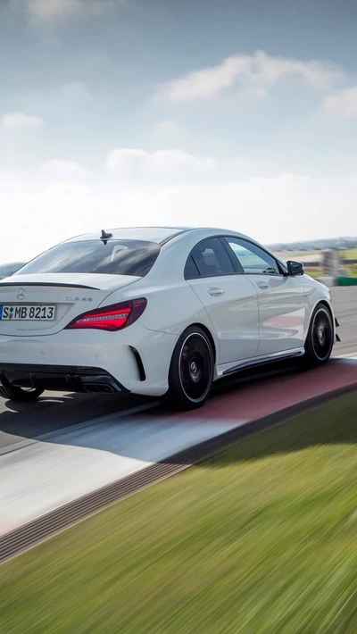 Nouvelle voiture Mercedes blanche en mouvement sur la piste