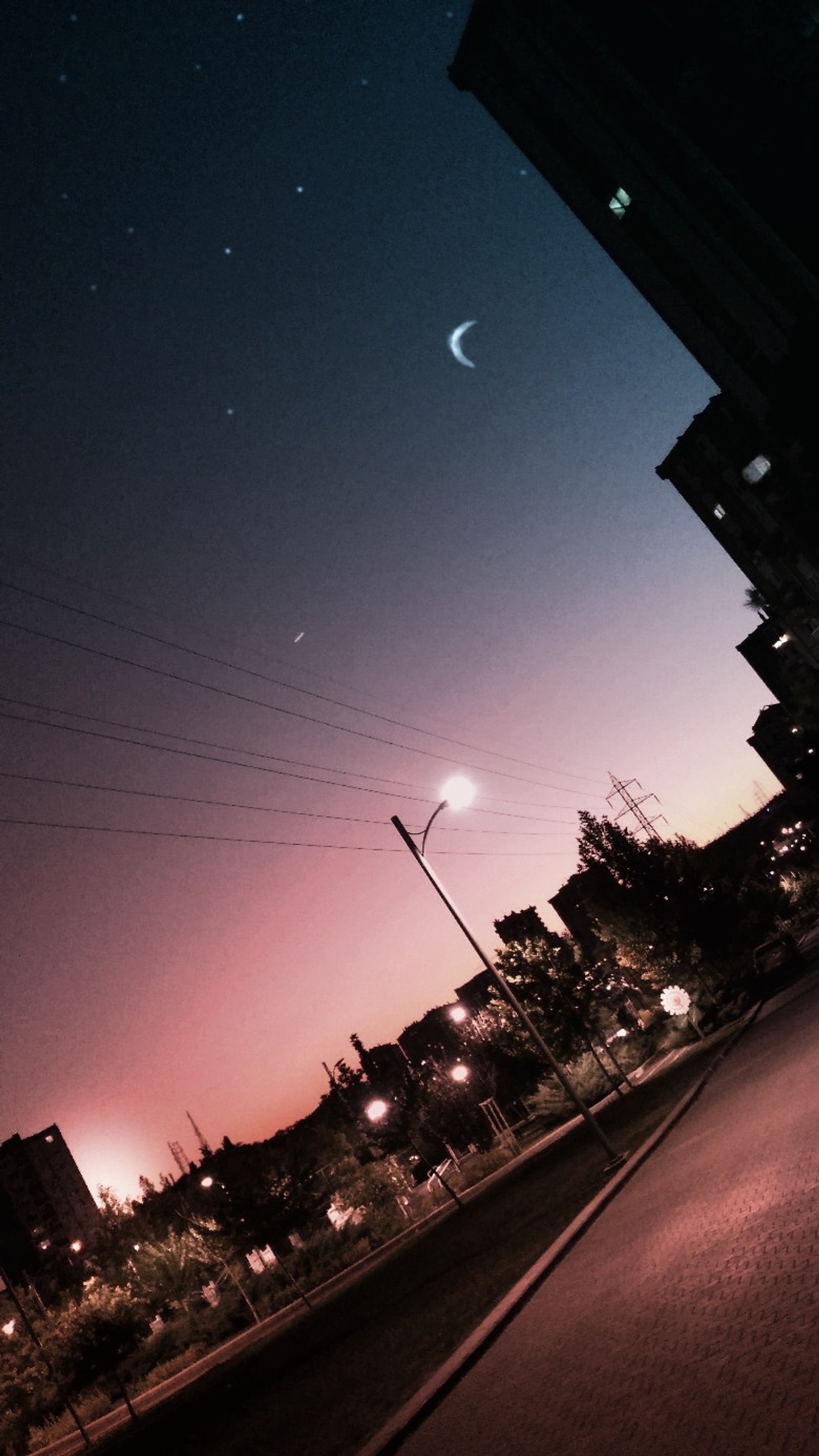 Ciel nocturne avec un croissant et un lampadaire au premier plan (ay, bleu, profond, terre, nuit)