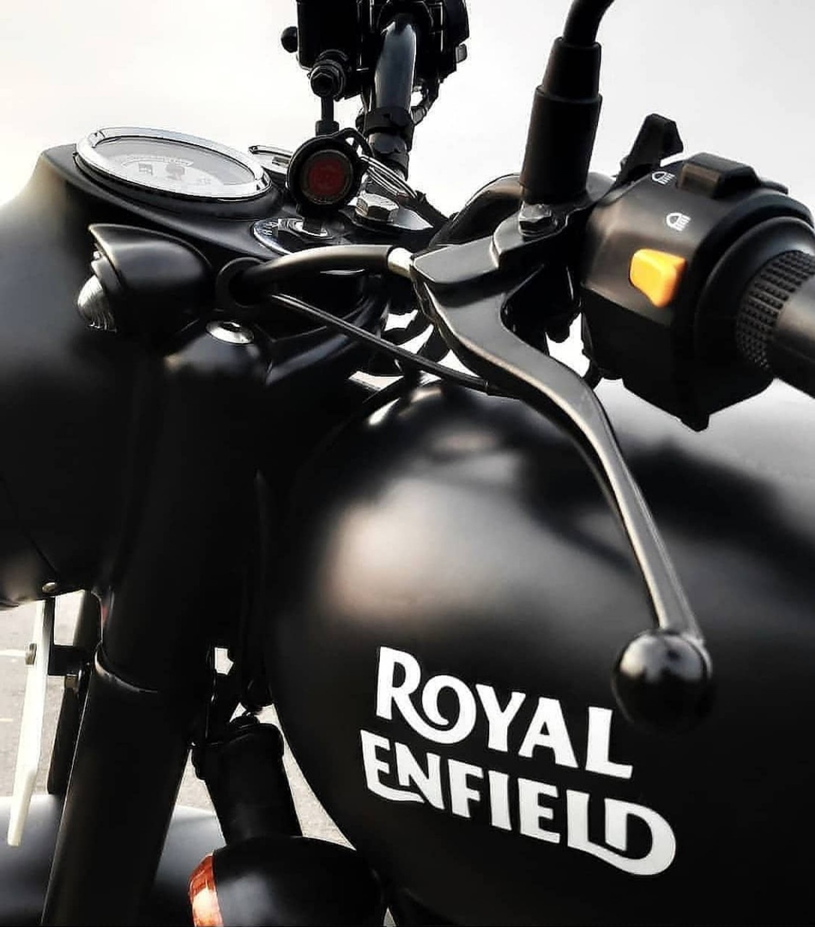 There is a close up of a motorcycle with a royal enfield logo on it (royal enfield, classic, matte black, mat black, 350)