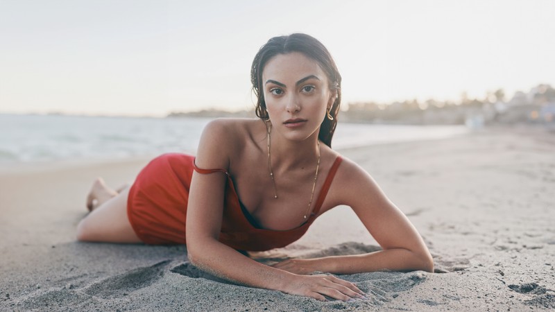 Женщина в красном платье лежит на пляже (камилла мэнди, camila mendes, пляж, фотосессия, vogue мексика)