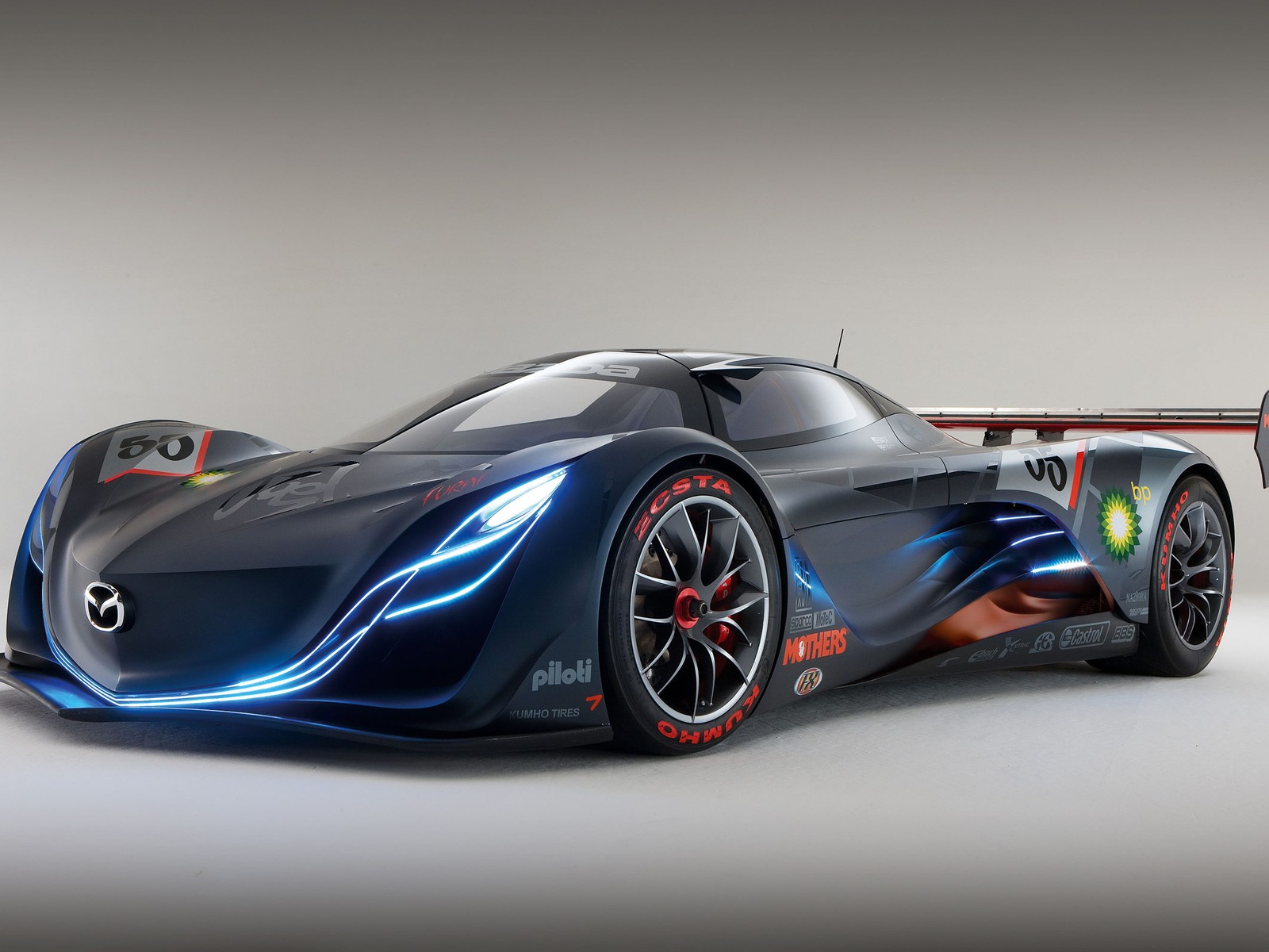 Um close de um carro com um homem em pé ao lado (carro, mazda furai, veículo)