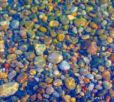 Super klares Wasser über bunten Steinen im Lake Superior, Michigan