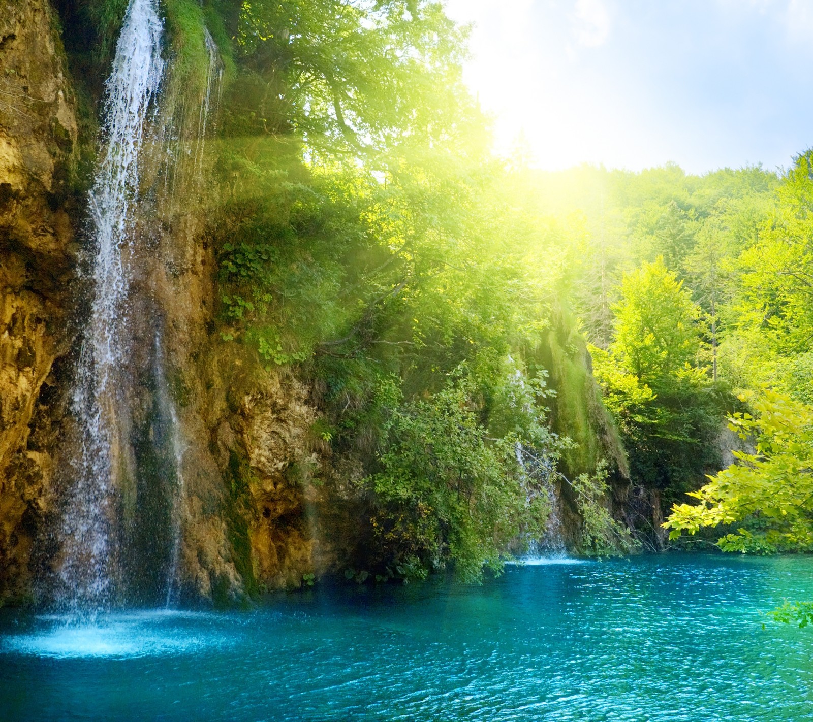 Une cascade au milieu d'une forêt avec une piscine bleue (hd, nature)