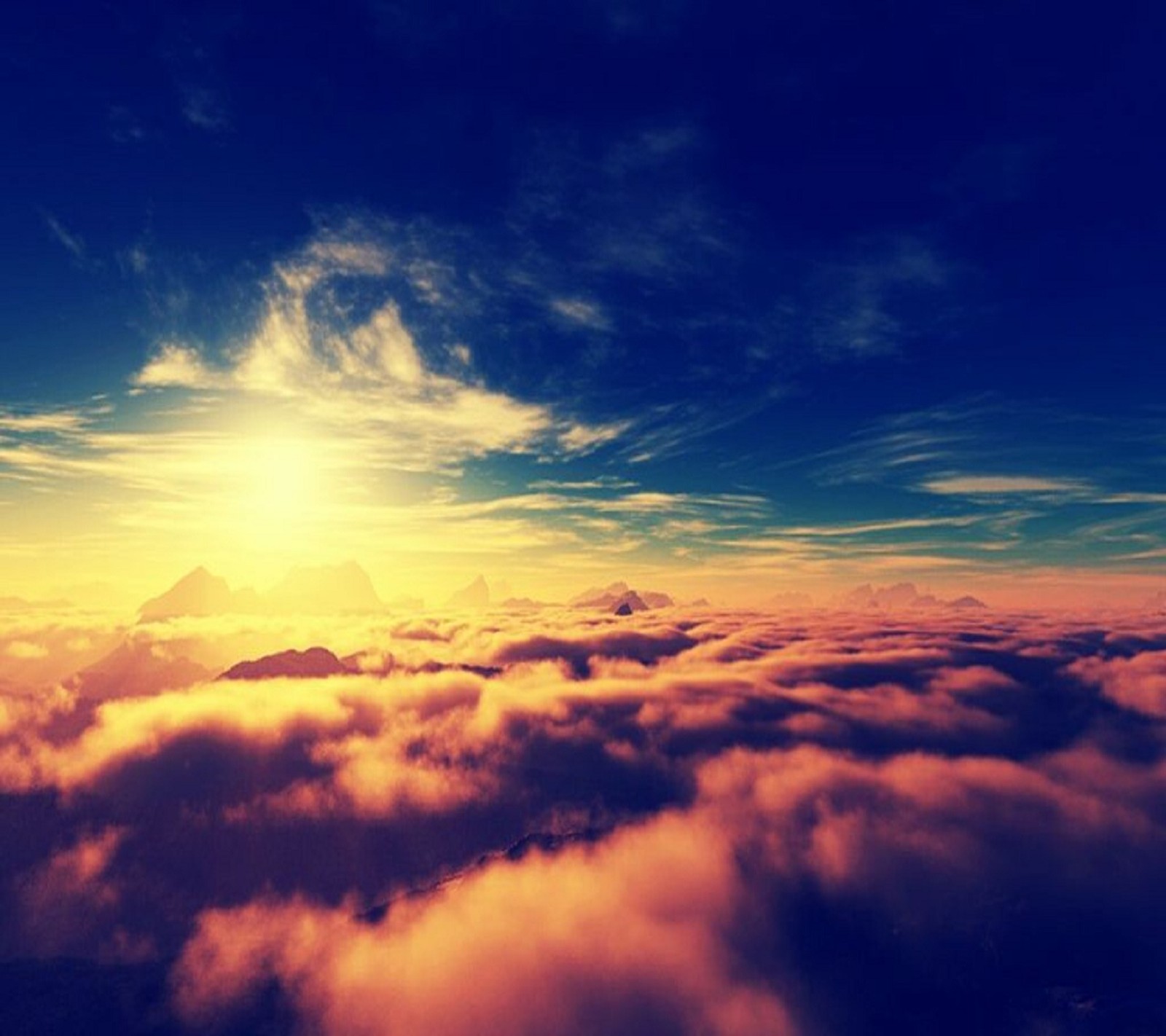 Vista de un atardecer sobre una montaña con nubes (azul, nubes, naranja, sol, amarillo)