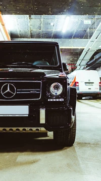 Momentos Apaixonantes: Um Mercedes G-Class preto em uma garagem urbana