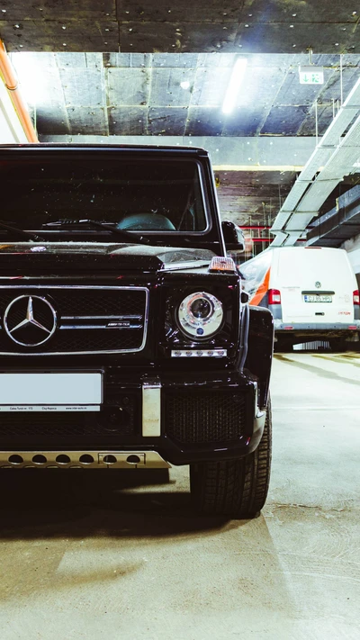 Leidenschaftliche Momente: Ein schwarzer Mercedes G-Klasse in einer städtischen Garage