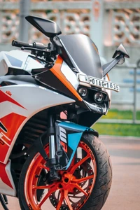 Motocicleta KTM RC 200 com design laranja e branco ousado.