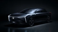 Conceito Honda EN2: Design de veículo elétrico futurista em um ambiente escuro