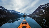 Caiaque pelo sereno lago de Montana em um parque nacional