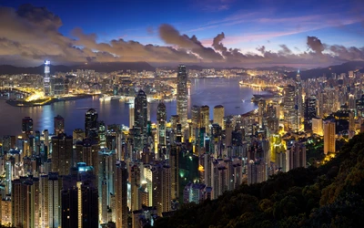 Deslumbrante horizonte noturno de Hong Kong: uma metrópole iluminada