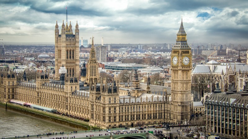 Аэроснимок города с мостом и часовой башней (биг бен, big ben, вестминстерский дворец, река темза, достопримечательность)