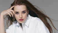 Katherine Langford : Élégance minimaliste dans une séance photo contemporaine