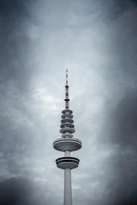 Moderner Wolkenkratzer unter dramatischem bewölkten Himmel