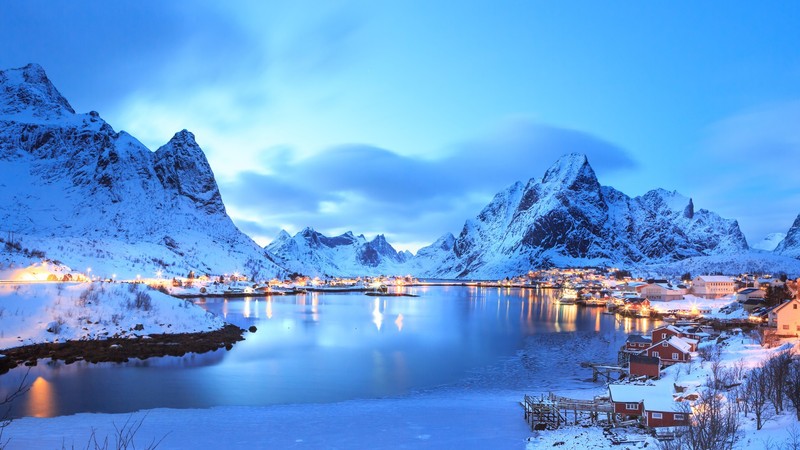 Вид на маленькую деревню в горах с озером и снежным покровом (лофотены, lofoten, зима, горные образования, горный хребет)