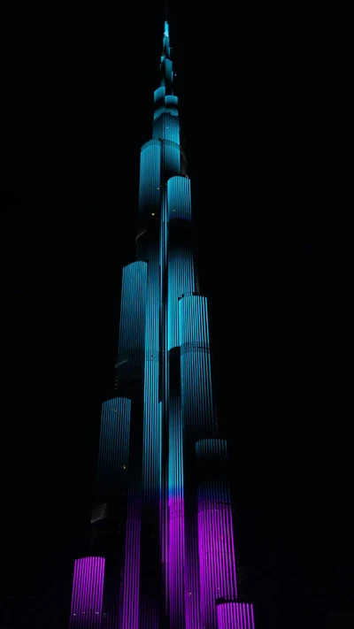 Burj Khalifa illuminé dominant la skyline nocturne de Dubaï