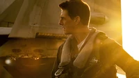 Tom Cruise als Maverick in einem goldenen Sonnenuntergang