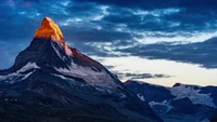 Lever de soleil dramatique sur le sommet du Cervin en Europe