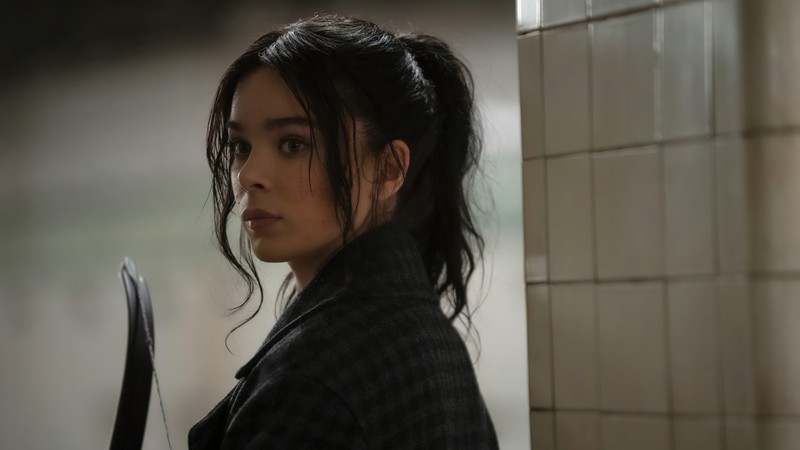 Женщина с ножом в ванной рядом со стеной (хейли стайнфелд, hailee steinfeld, серия сокол, hawkeye, кейт бишоп)