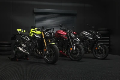 Triumph Street Triple 765 Moto2 Edition und RS-Modelle in stilvollem dunklem Setting