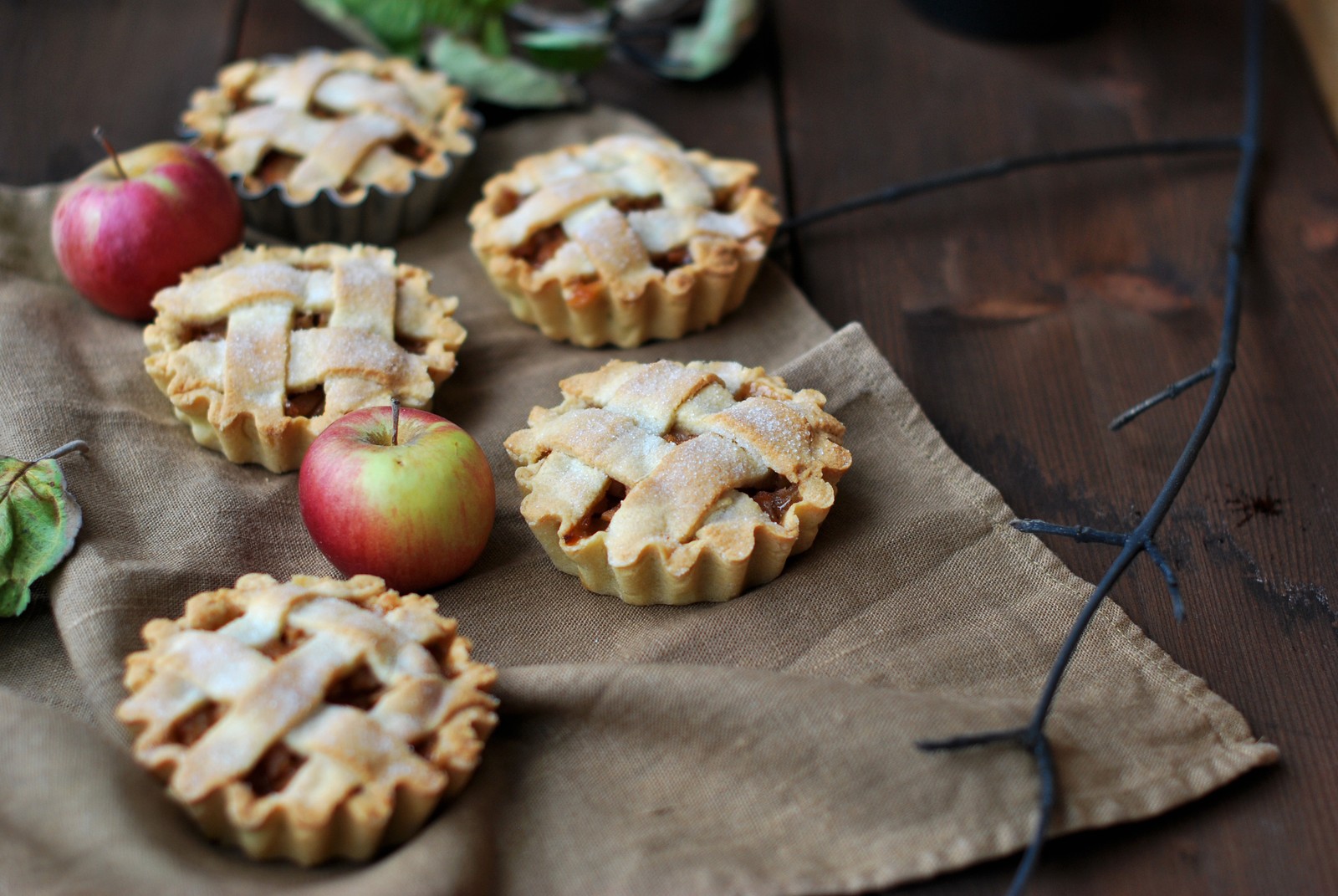 Hay cuatro tartas de manzana en una mesa con un mantel (comida, postre, pastelería, pastel, manzana)