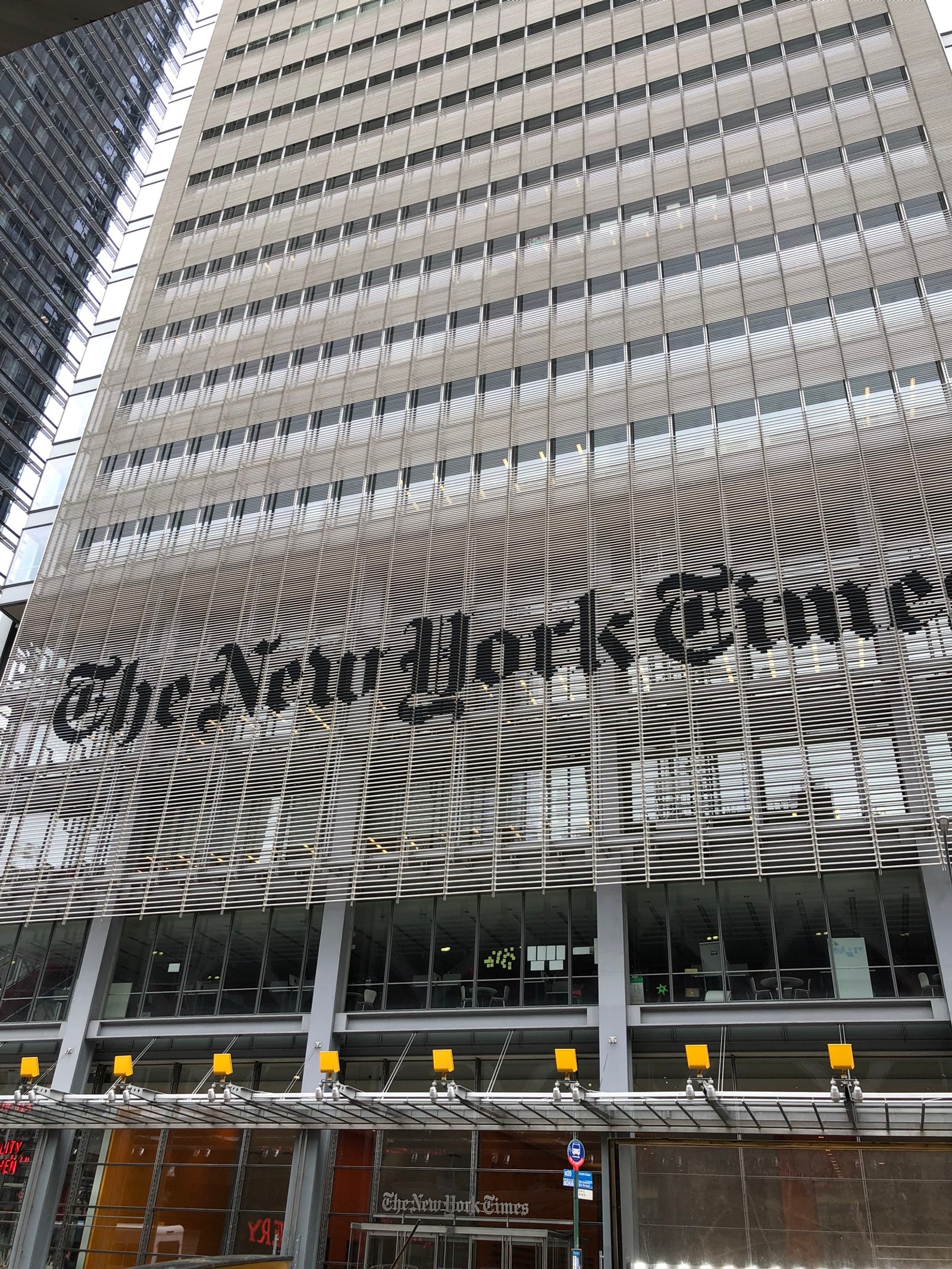 Аэрофотосъемка здания с вывеской "the new york times" (нью йорк, new york city, коммерческое здание, башенный блок, инжиниринг)