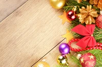 Decoraciones navideñas festivas con adornos y acentos de regalo