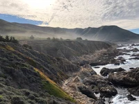 Cresta costera con vistas a una serena naturaleza salvaje