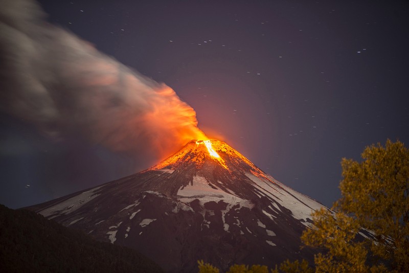 Близкий план вулкана с большим количеством дыма и лавы (вилларрика, villarrica, вулкан, типы вулканических извержений, вулканическая форма рельефа)