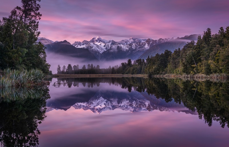 Вид на озеро с горами на фоне (озеро матесон, эстетика, новая зеландия, new zealand, пейзаж)