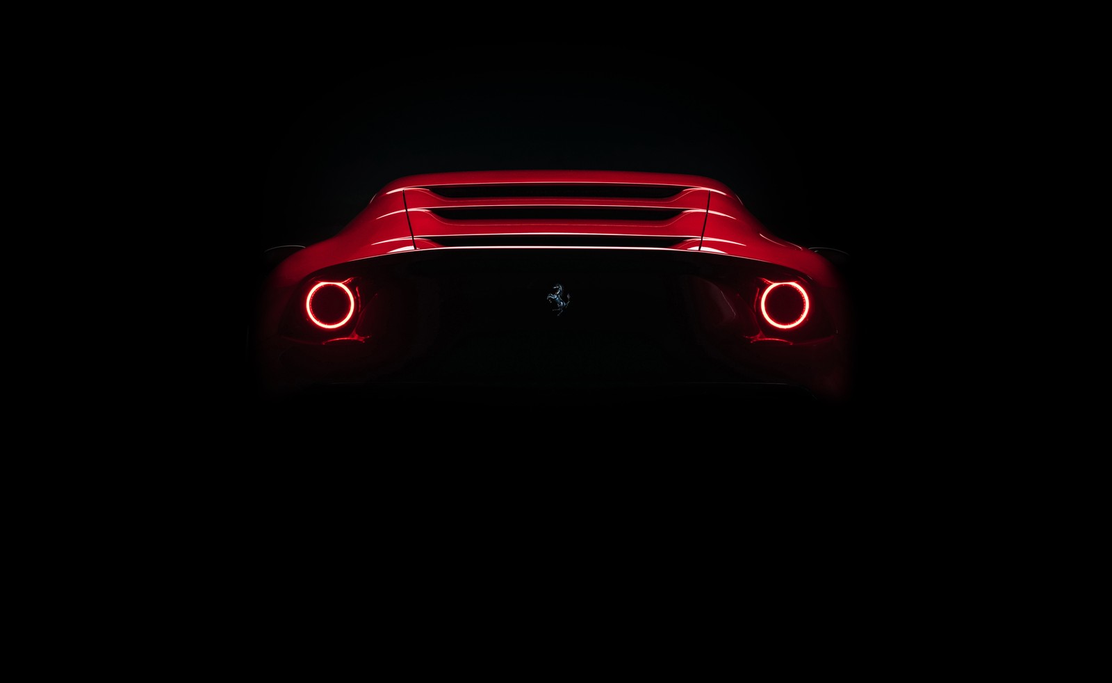 Une voiture de sport rouge dans le noir avec ses phares allumés (ferrari omologata, amoled, supercars, arrière plan noir, 2020)