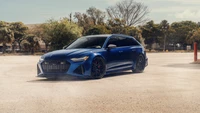 Audi RS 6 Avant: Una impresionante camioneta deportiva de lujo en un entorno natural pintoresco