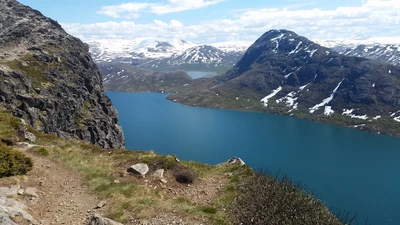 Deslumbrante paisagem de fiorde na Noruega: cadeias montanhosas e lagos glaciares