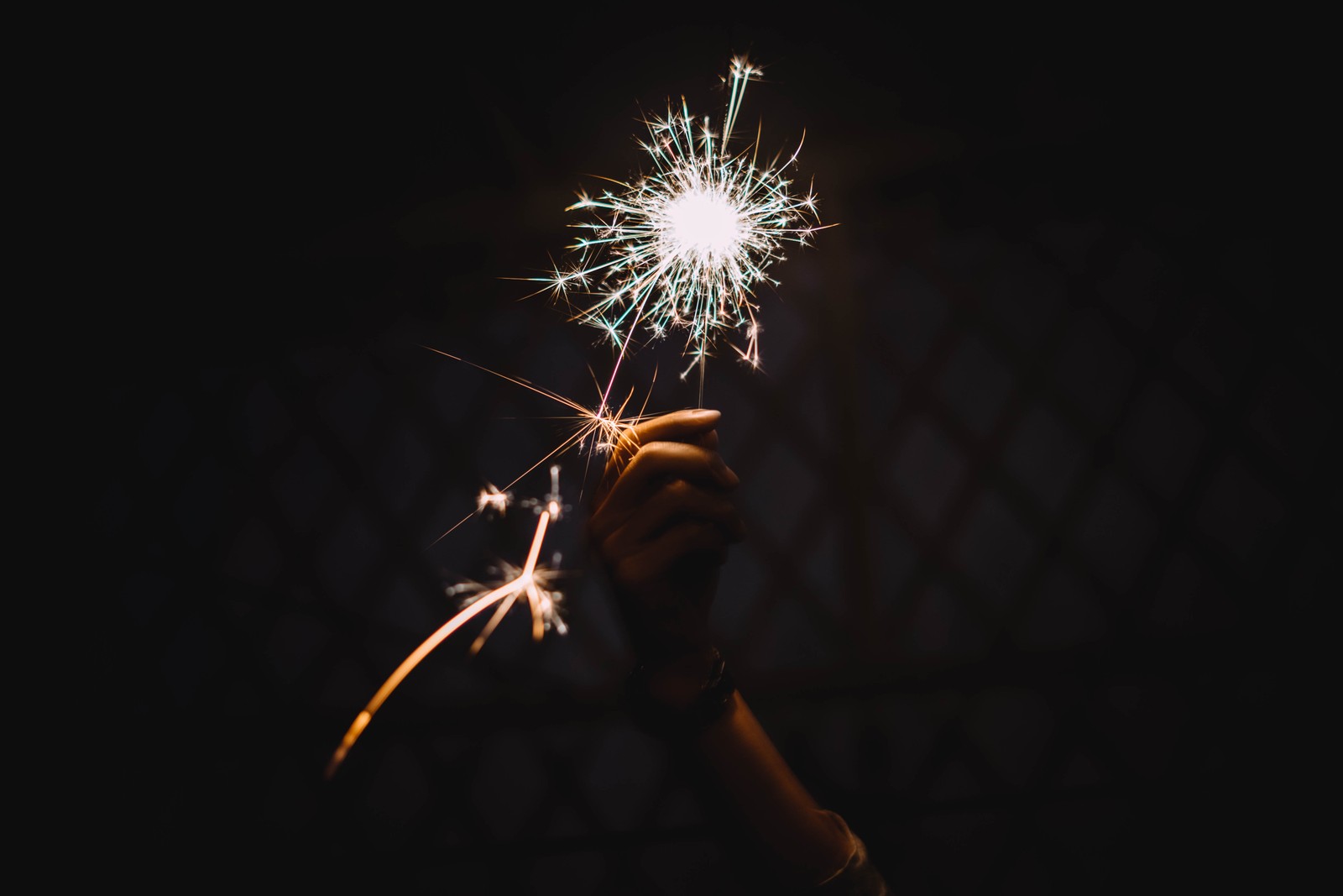 Alguien sosteniendo un chisquero en su mano en la oscuridad (fuego, fuegos artificiales, noche, oscuridad, diwali)