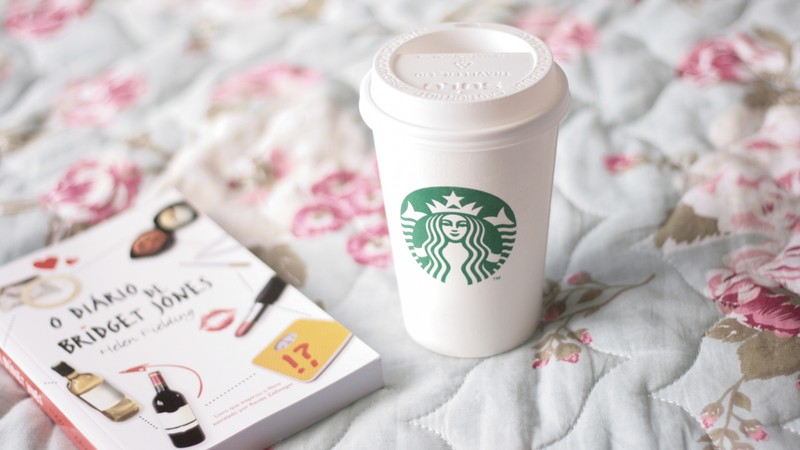 Чашка старбакса и книга на кровати с стеганым одеялом (старбакс, starbucks, чашка, кофейная чашка, кружка)