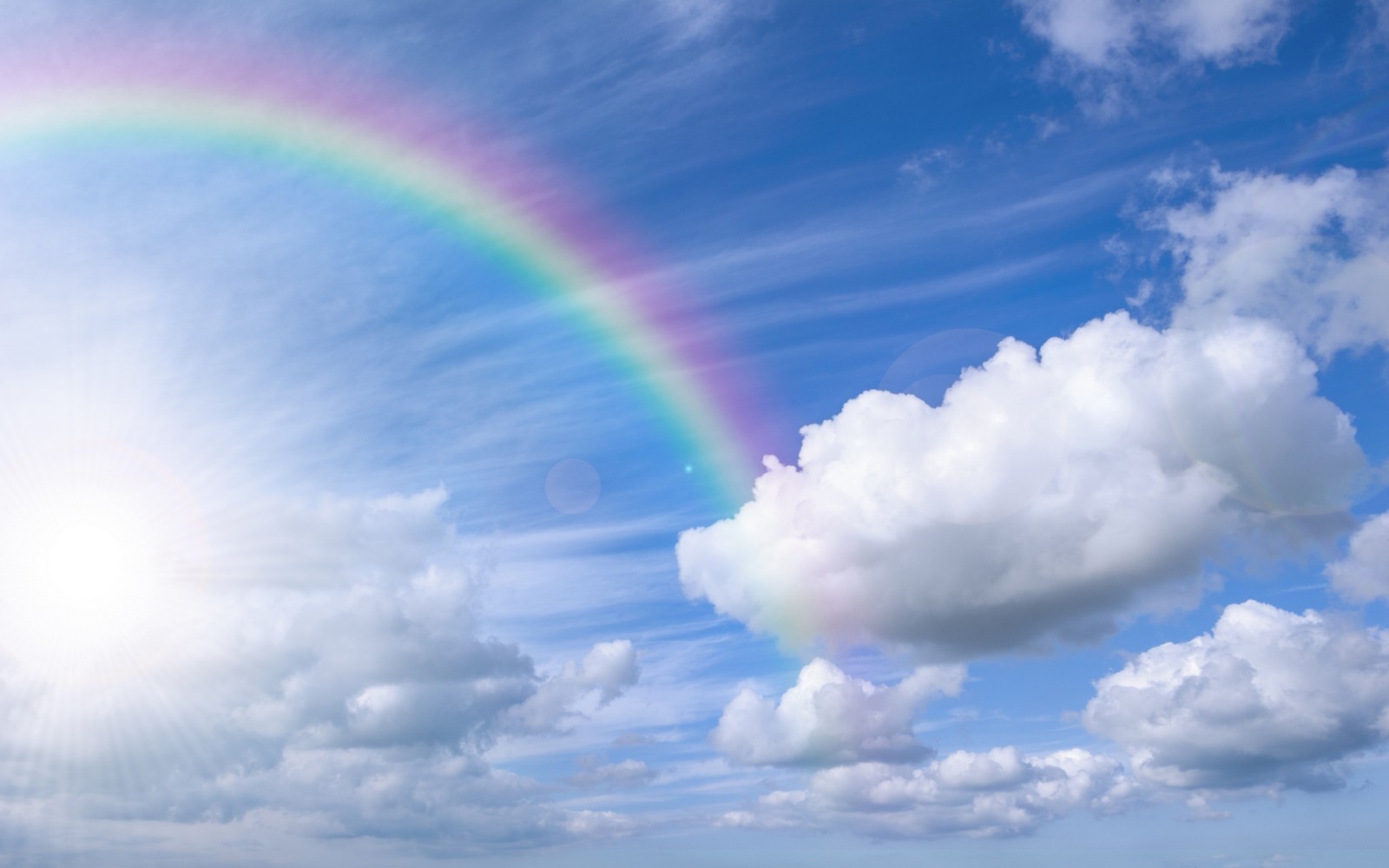 Há um arco-íris no céu sobre um campo de grama (arco íris, nuvem, dia, cumulo, atmosfera)