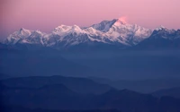 Majestätische Kangchenjunga-Gipfel bei Sonnenaufgang mit Alpenglühen über dem Himalaya