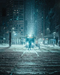 Noite de nevasca na cidade: uma cena de inverno nevado com transporte público