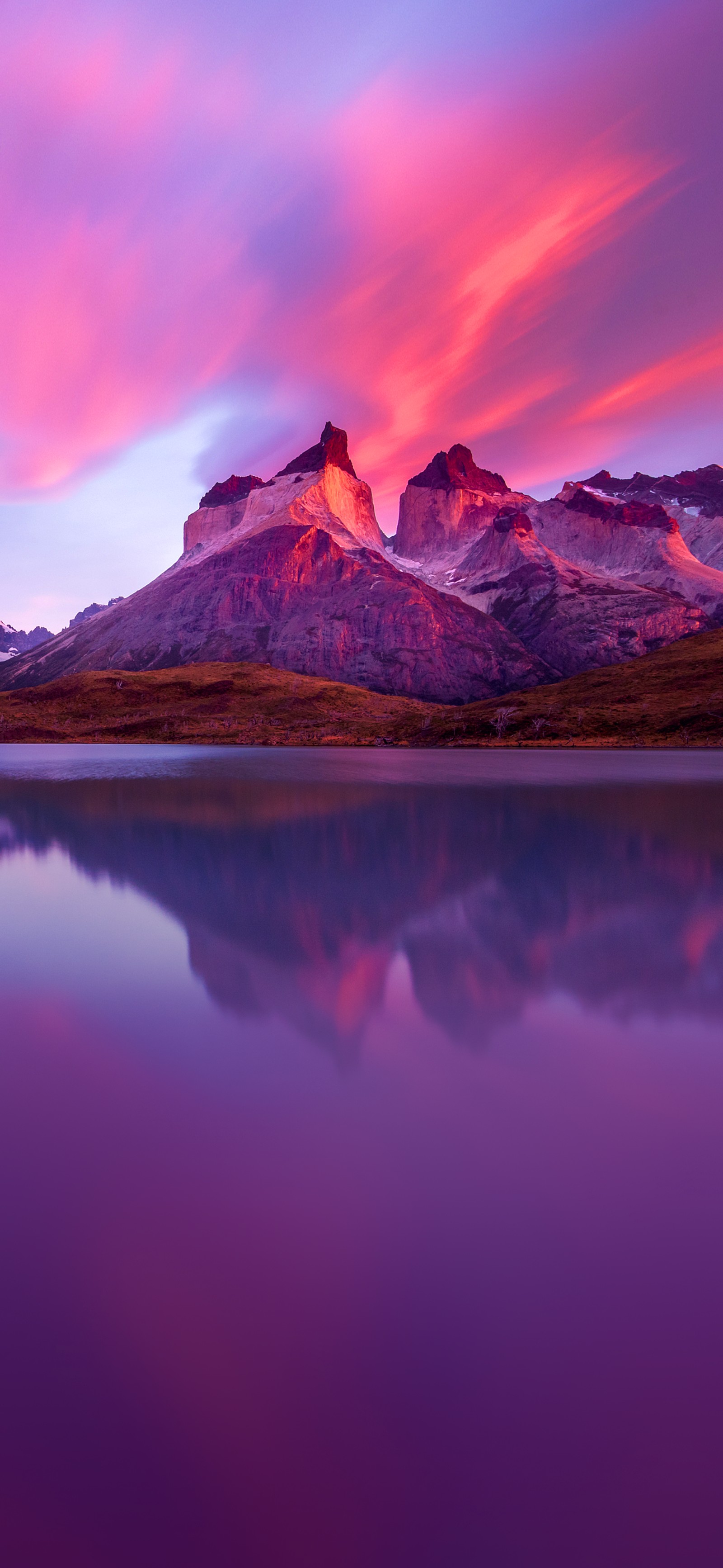 Las montañas se reflejan en un lago al atardecer con un cielo rosa (parque nacional torres del paine, torres del paine national park, parque, agua, nube)