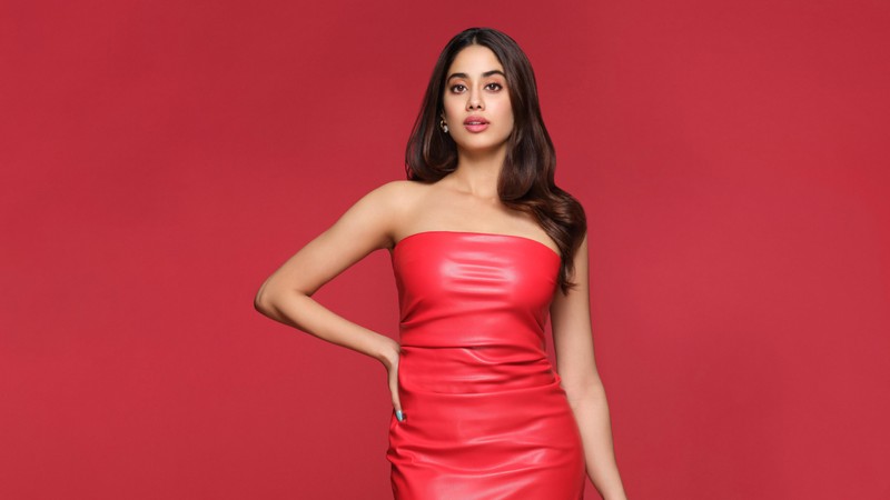 Женщина в красном платье позирует для фотографии (джханви капур, janhvi kapoor, красная эстетика, 5k, индийская актриса)