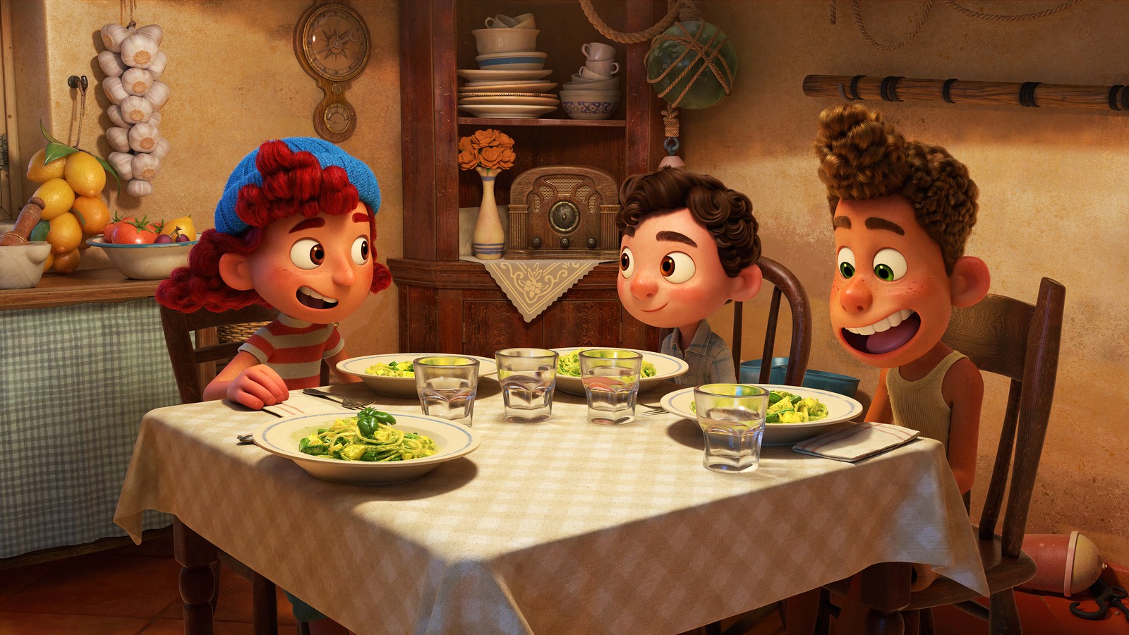 Tres personas sentadas a una mesa comiendo una comida (luca, 2021, animado, animación, película)