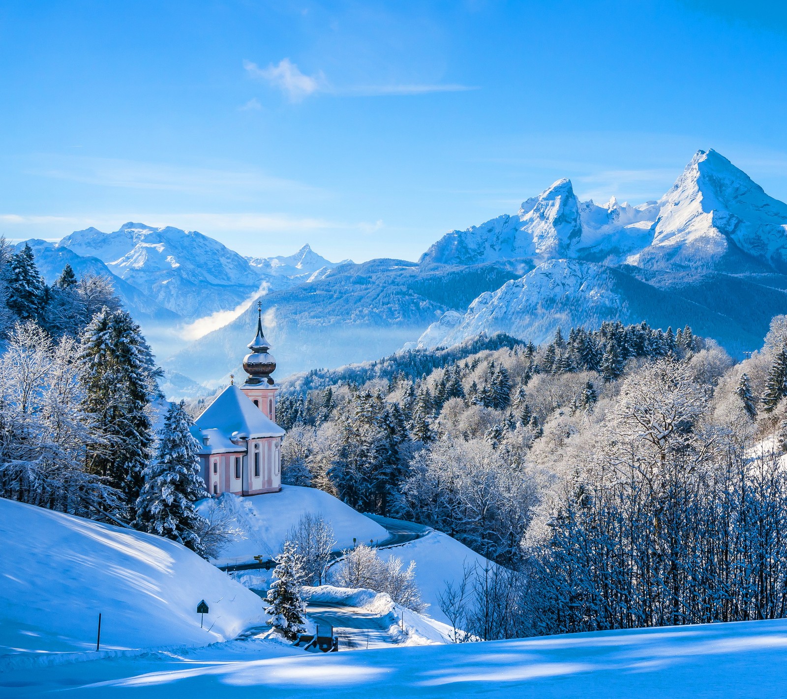 Blick auf eine kirche inmitten einer schneebedeckten gebirgskette (landschaft, natur, schnee, winter)