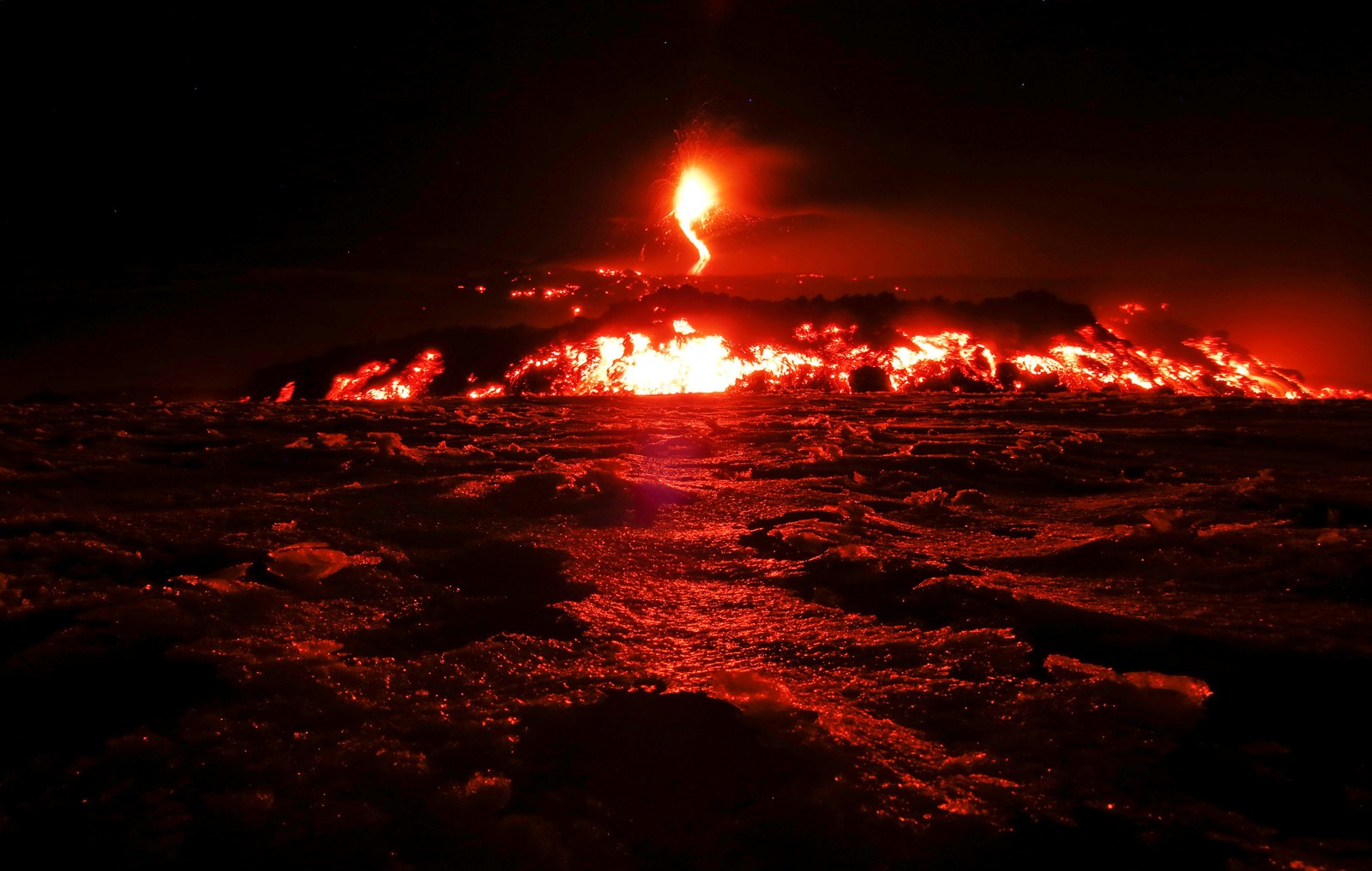 Lava y llamas iluminadas en la oscuridad (monte etna, volcán, lava, forma terrestre volcánica, tipos de erupciones volcánicas)