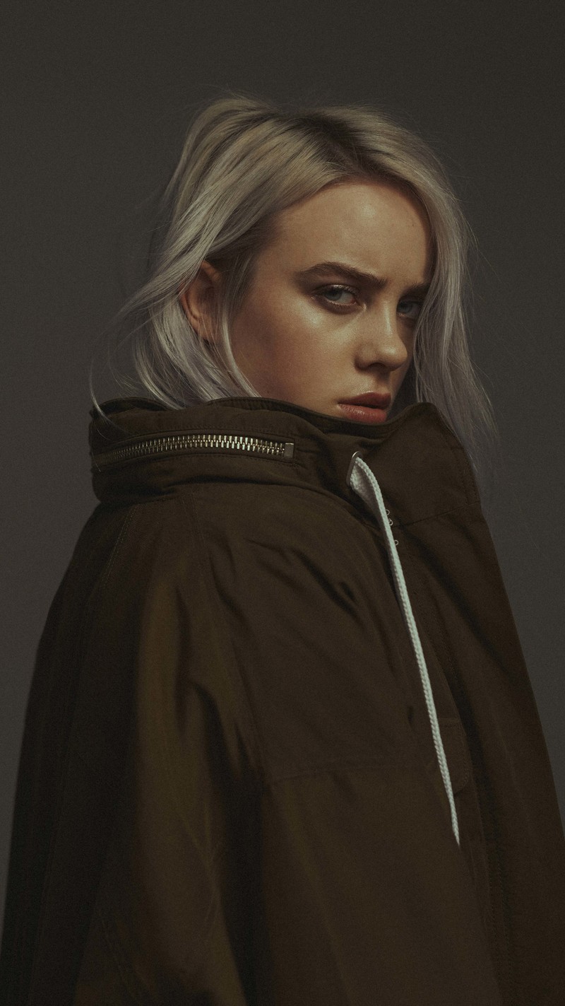 Блондинка в коричневой куртке и белом худи (билли, billie eilish, мобильный телефон, эйлиш, eilish)