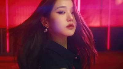 Jang Wonyoung von IVE strahlt K-Pop-Eleganz in lebhafter Atmosphäre aus