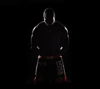 Silhouette eines fokussierten MMA-Kämpfers in nachdenklicher Pose.