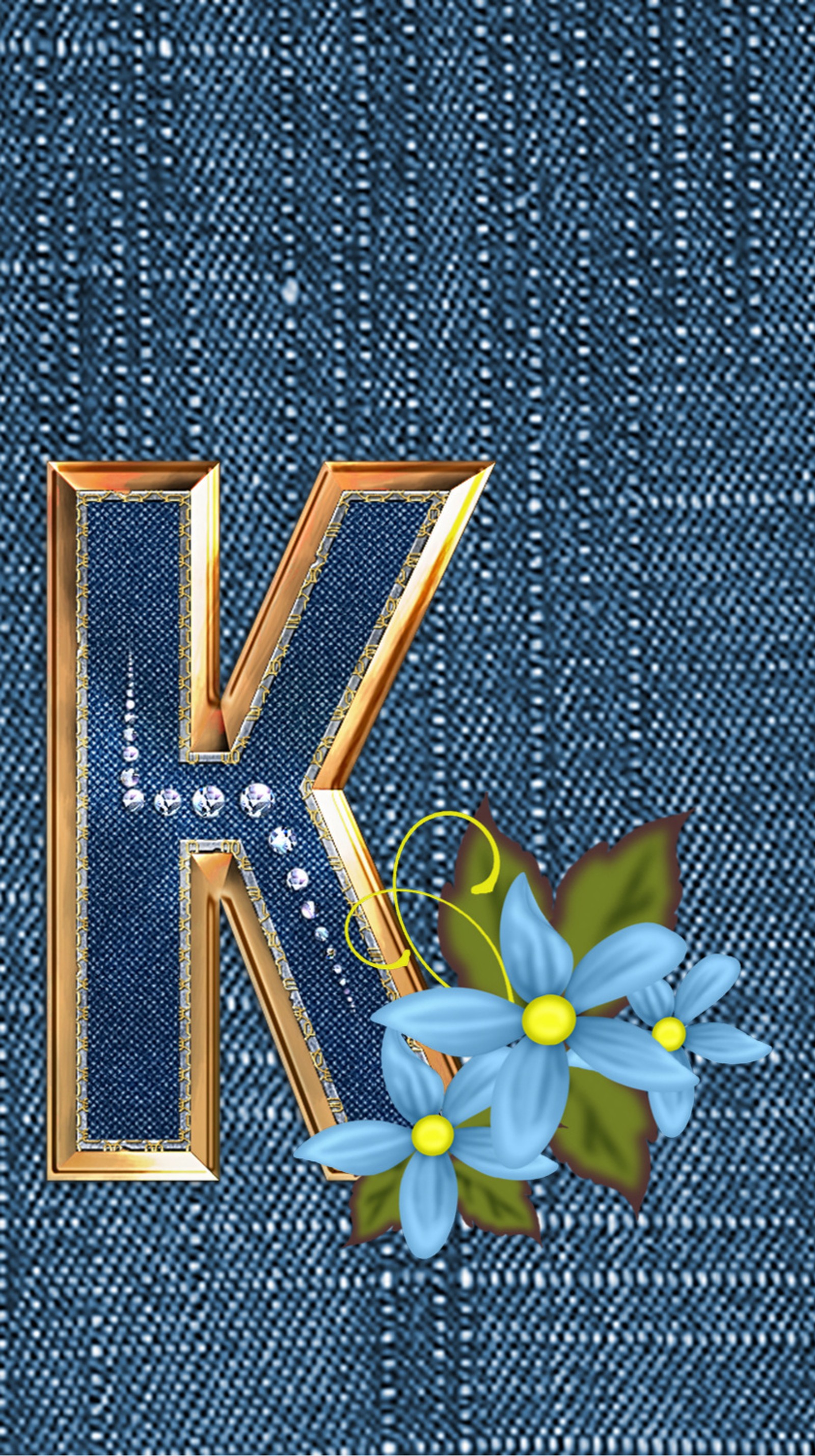 Gros plan d'un tissu en jean bleu avec un k doré et une fleur (alphabet, jeans, lettre k, logo)