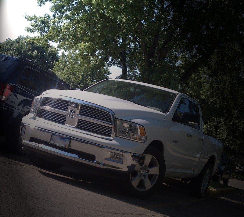 Белый грузовик припаркован рядом с черным грузовиком (1500, додж, dodge, хеми, hemi)