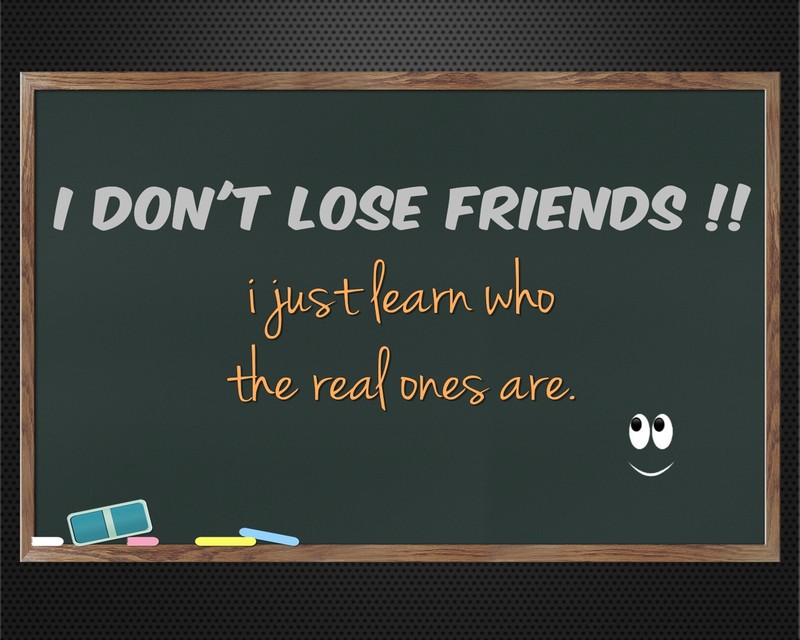 На доске написано сообщение 'я не теряю друзей' (друзья, дружба, учить, жизнь, потерять)