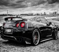 Eleganter schwarzer Nissan GT-R auf der Strecke mit dramatischem Himmel im Hintergrund